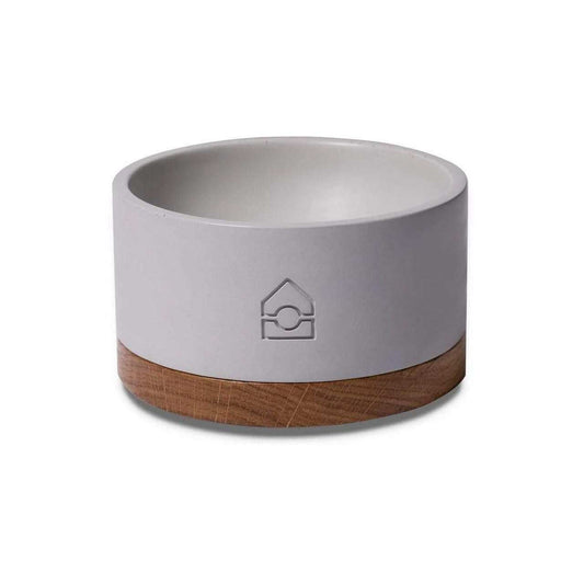 The ideal shaped bowl made of material that is unusual for these applications. Our concrete beauty is perfect for watering and feeding your pet. VUKU is covered withLabbvenn