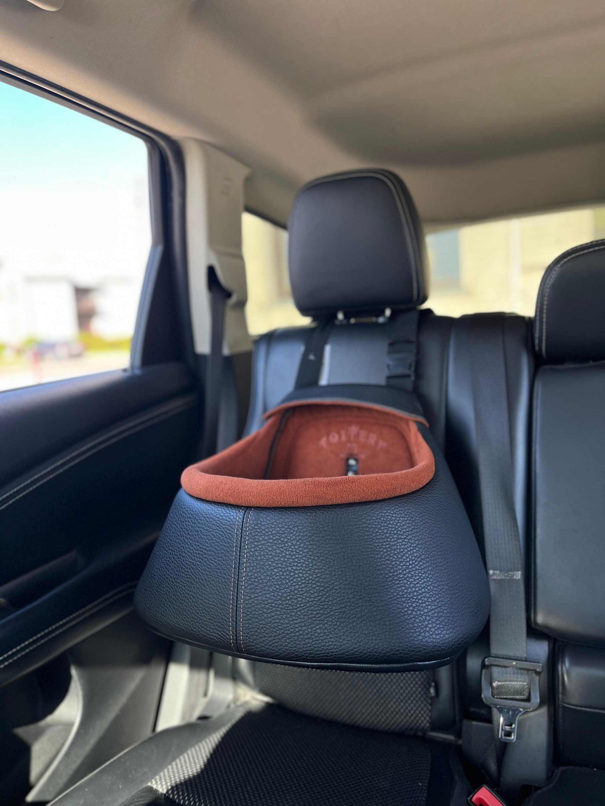 Toitert Luxury Dog Car Seat in vegan leather with comfortable, scratch-resistant lining and adjustable safety features for small dogs